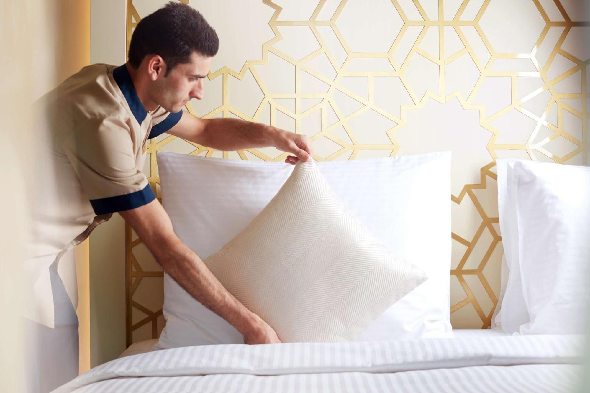 Tilal Jabal Al Kabah Hotel Mecca Luaran gambar A hotel housekeeper making a bed