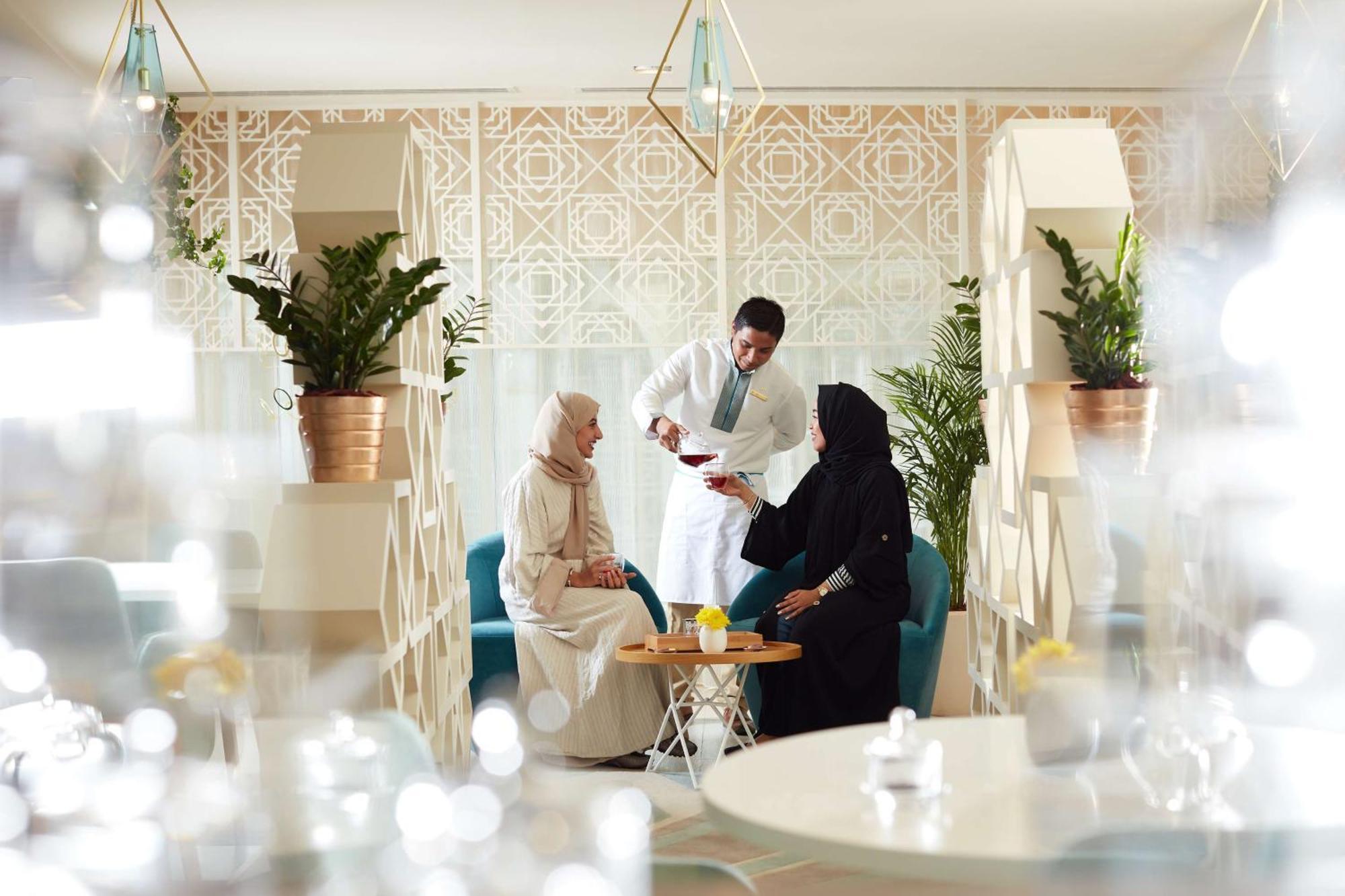 Tilal Jabal Al Kabah Hotel Mecca Luaran gambar Emirati women in traditional dress