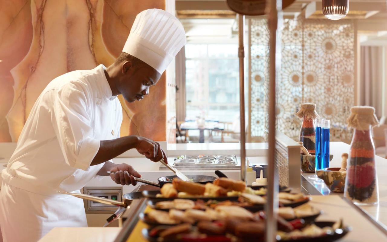 Tilal Jabal Al Kabah Hotel Mecca Luaran gambar A chef at work